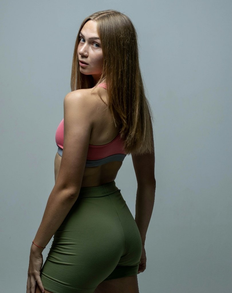 Before: Before and after AI preview of a Brazilian butt lift made in Pody, showing a rounder, fuller buttock shape